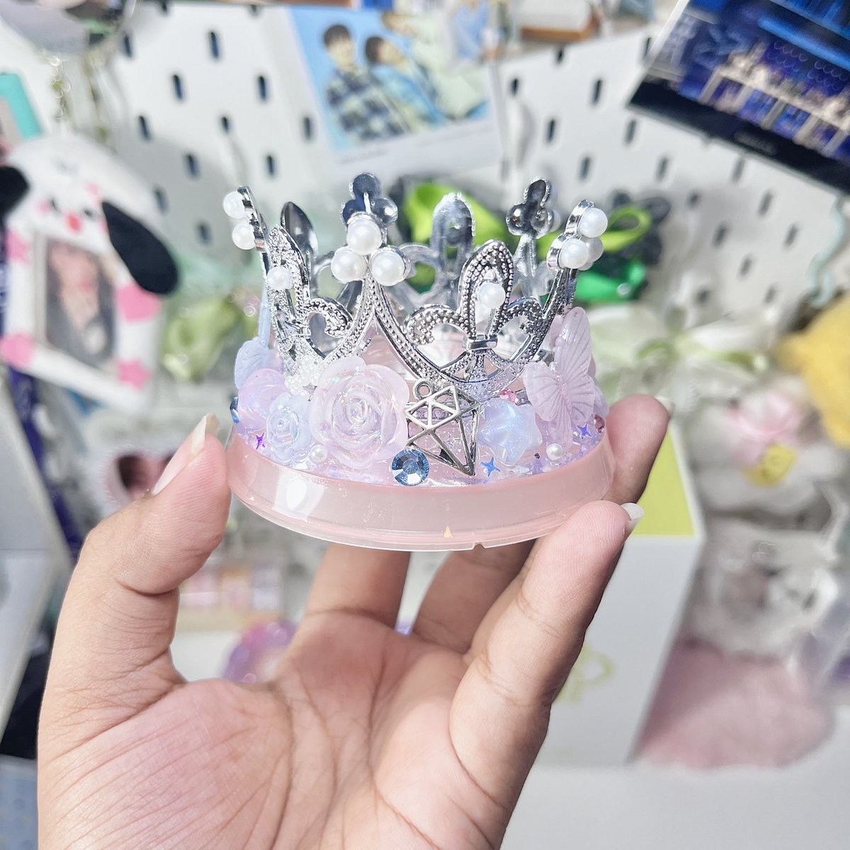 AsaXxvi's tweet photo. 🎀งานพร้อมส่ง‼️
ฐานเรซิ่น+มงกุฎ ตกแต่งแท่งไฟ กะรัตบง v.2 / v.3
🌷 ราคา 199฿ (มงกุฎเงิน / โทนสีชมพู+ฟ้า / จี้หัวใจ+เพชร💎)
🚚ค่าส่งแฟลช 45฿
💌สนใจรับdm/เมนชั่นได้เลยค้าบบ
#ตลาดนัดสวนแครอท #ตลาดนัดseventeen #SEVENTEEN #SVT_TOUR_FOLLOW #FOLLOW https://t.co/F7VomMF26V