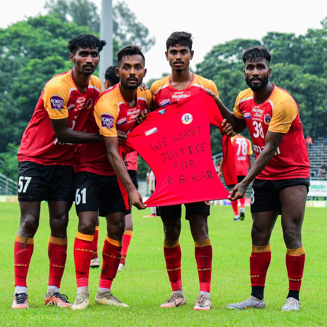 ইস্টবেঙ্গল ফুটবলাররা আজ গোলের পর তুলে ধরেন "We want justice for RG Kar"

Keep protesting 💪

Respect for Team <a href="/eastbengal_fc/">East Bengal FC</a> 

#RGKarMedicalCollegeHospital #JusticeforTilottama
