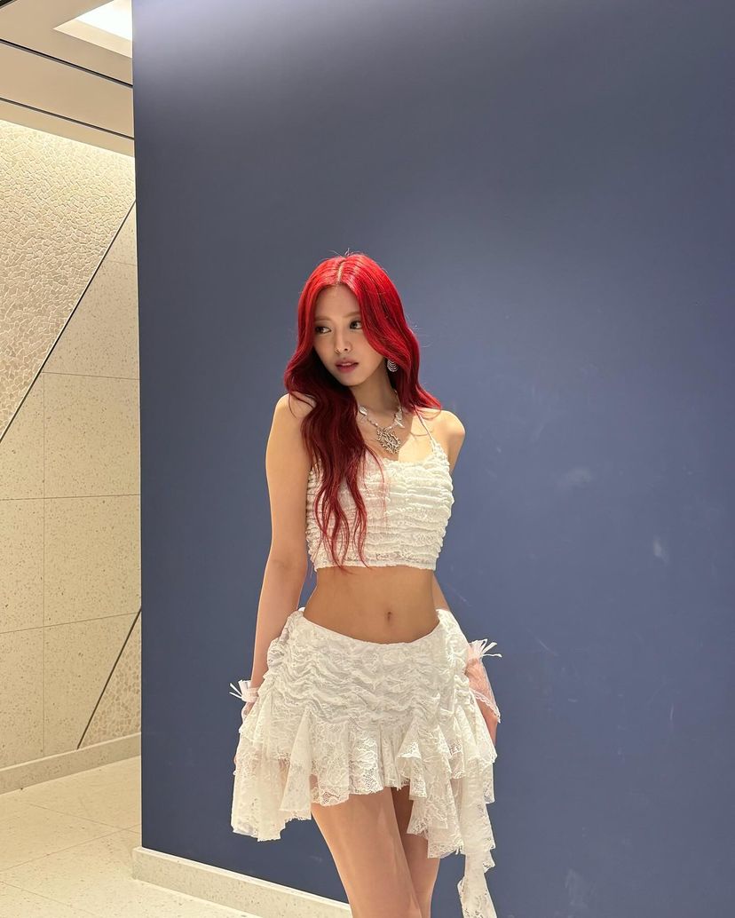 yunasgin's tweet photo. 𑁍 ˚₊  𝓑asking in the afterglow of the "You &amp; Me" performance, elegance radiates in this captivating photo. Unleashing my best on stage, the resplendent white outfit mirrors a princess's grace, embodying the essence of beauty summoned forth with every meticulously crafted note. https://t.co/OXLEQLHffQ