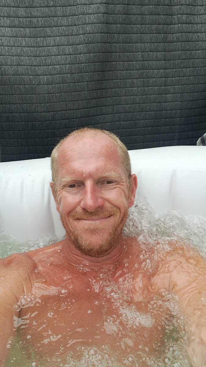 MenagerBruno's tweet photo. Cherche un peu de chaleur 🤩
#piscine #jacuzzi https://t.co/vOZbADgUX9