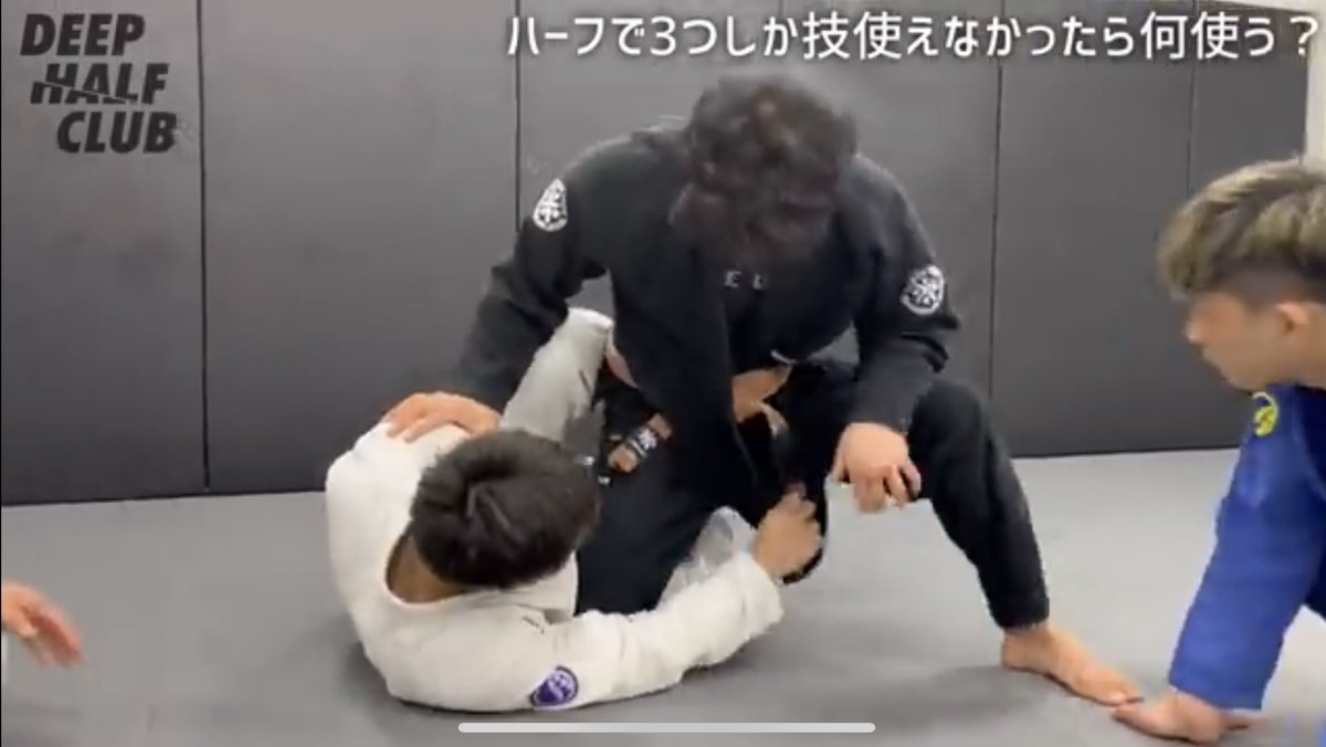 fumitan_mma's tweet photo. 「ハーフガード」
相手の一方の足だけを絡んだ状態のガードポジション

#DEEPHALFCLUB 
#格闘技ワード https://t.co/dKzVBX1uDf
