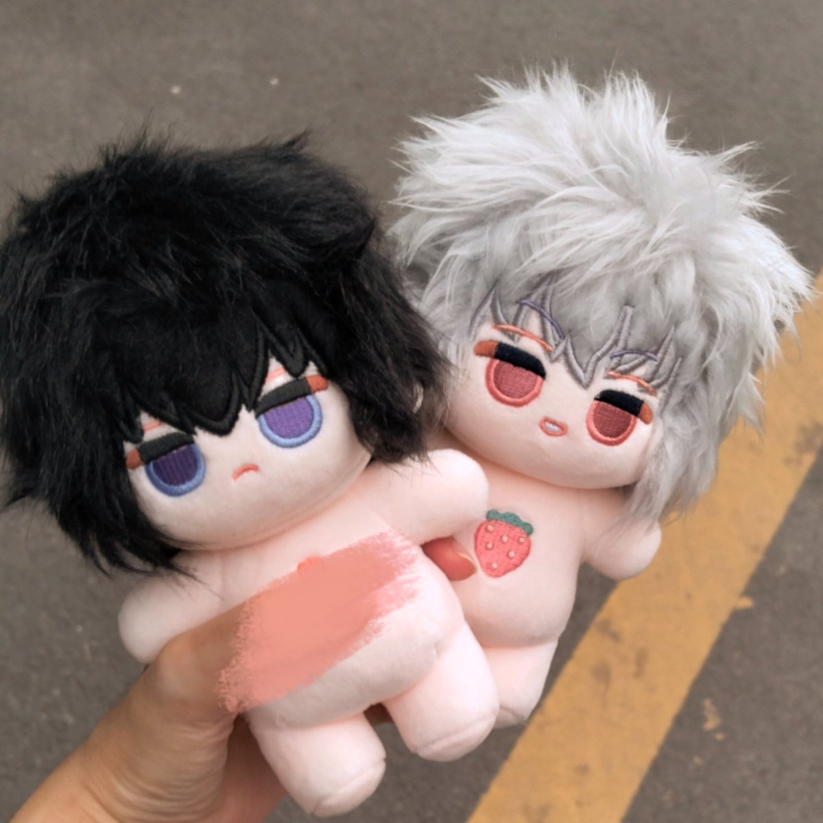 个人订制的🍓🚬娃娃（not for sell）～期待许久终于到了，虽然打理了很久，但最终效果可爱得像两个小面包所以很有成就感♥，以及最后是没理发前的他们www