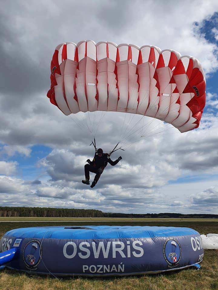 Na lotnisku Leszno-Strzeżewice doszło do niegroźnego wypadku z udziałem 2 żołnierzy - instruktorów  z OSWRiS.
Podczas lądowania doszło do twardego przyziemienia. Skoczkowie trafili do szpitala. Ich życiu nie zagraża niebezpieczeństwo. Przyczyny zdarzenia zbada  KBWL LP.