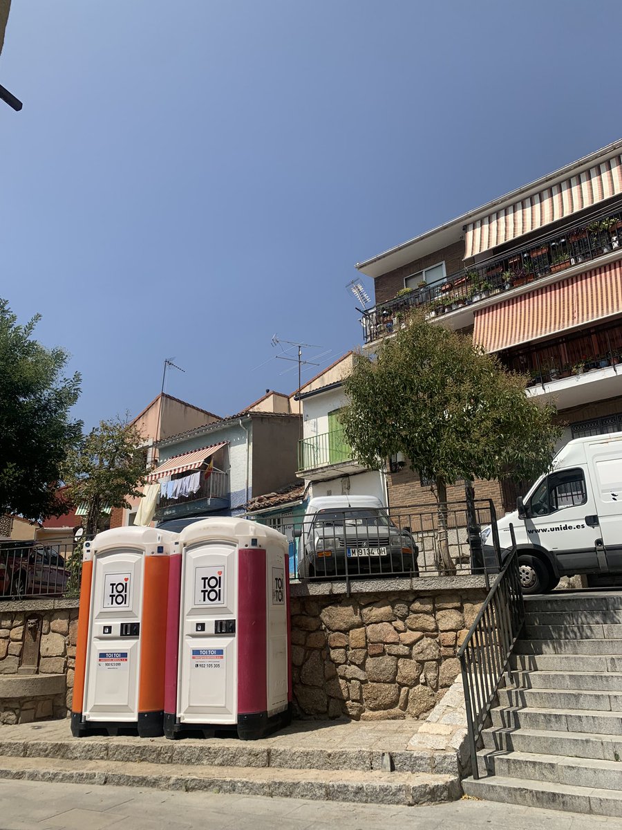 SusannaSpada's tweet photo. A la atención de @robledodch 

¿Creen ustedes que es el sitio más indicado para poner estos sanitarios? 

Es una zona de bastante tránsito de vecinos y están, literalmente, a 3 metros de las ventanas de una vivienda, amén de estar rodeados de edificios y casas. https://t.co/WfTsRU0Y42