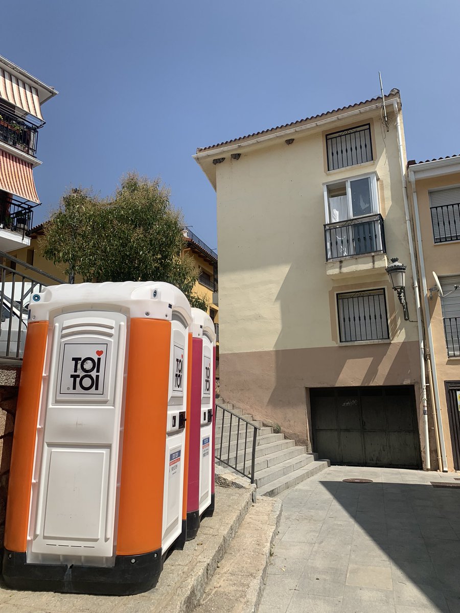 SusannaSpada's tweet photo. A la atención de @robledodch 

¿Creen ustedes que es el sitio más indicado para poner estos sanitarios? 

Es una zona de bastante tránsito de vecinos y están, literalmente, a 3 metros de las ventanas de una vivienda, amén de estar rodeados de edificios y casas. https://t.co/WfTsRU0Y42