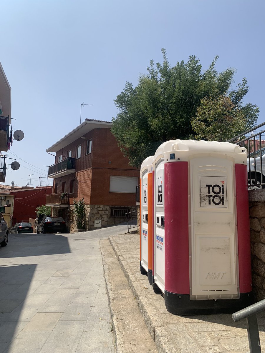 SusannaSpada's tweet photo. A la atención de @robledodch 

¿Creen ustedes que es el sitio más indicado para poner estos sanitarios? 

Es una zona de bastante tránsito de vecinos y están, literalmente, a 3 metros de las ventanas de una vivienda, amén de estar rodeados de edificios y casas. https://t.co/WfTsRU0Y42