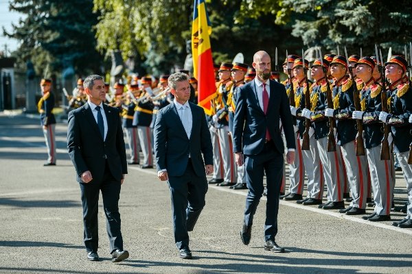 Försvarsminister Pål Jonson och minister för civilt försvar Carl-Oskar Bohlin har undertecknat en avsiktsförklaring om stärkt försvarssamarbete mellan Sverige och Moldavien: shorturl.at/CLz4Q