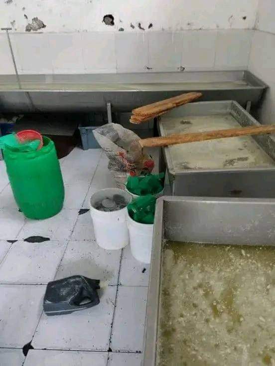 NuevoTiempoCue's tweet photo. 🔴#ATENCIÓN 😱
Una planta de #lácteos en #Quimiag, #Chimborazo, fue #clausurada por la #ARCSA por graves problemas sanitarios, como equipos oxidados, mal almacenamiento de materia prima y encontraron una #serpiente junto al producto terminado. https://t.co/TnmxF0DmHT