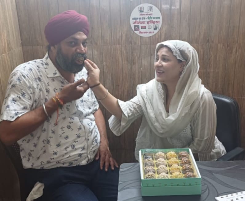 SolankiUzma's tweet photo. भाई बहन के निःस्वार्थ प्रेम,विश्वास के प्रतीक रक्षाबंधन की हार्दिक शुभकामनाएं।।

*उज़्मा इक़बाल सोलंकी*
👉 Connect with me:-
►https://t.co/6gPig6fWm5

►https://t.co/04wiPR6M5Q

►https://t.co/z3BGqAEL5A https://t.co/4qC5aEbsCH