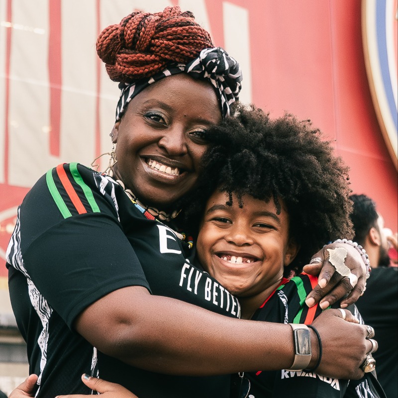 Arsenal's tweet photo. Matchday rituals with Mac &amp; Luca ❤️

Marianne Chiromo's devotion to Arsenal began 10,000 miles away, from Zimbabwe to N5.

🗞 Read the full feature here👇