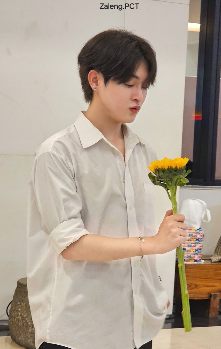 Zalengofficial's tweet photo. ผมโตพอ ที่จะเป็นแฟนพี่ได้หรือยังค้าบ😉
@leng_pct 
#Zaleng
#หยกขาวศรทอง https://t.co/IBSrWlK4Pc