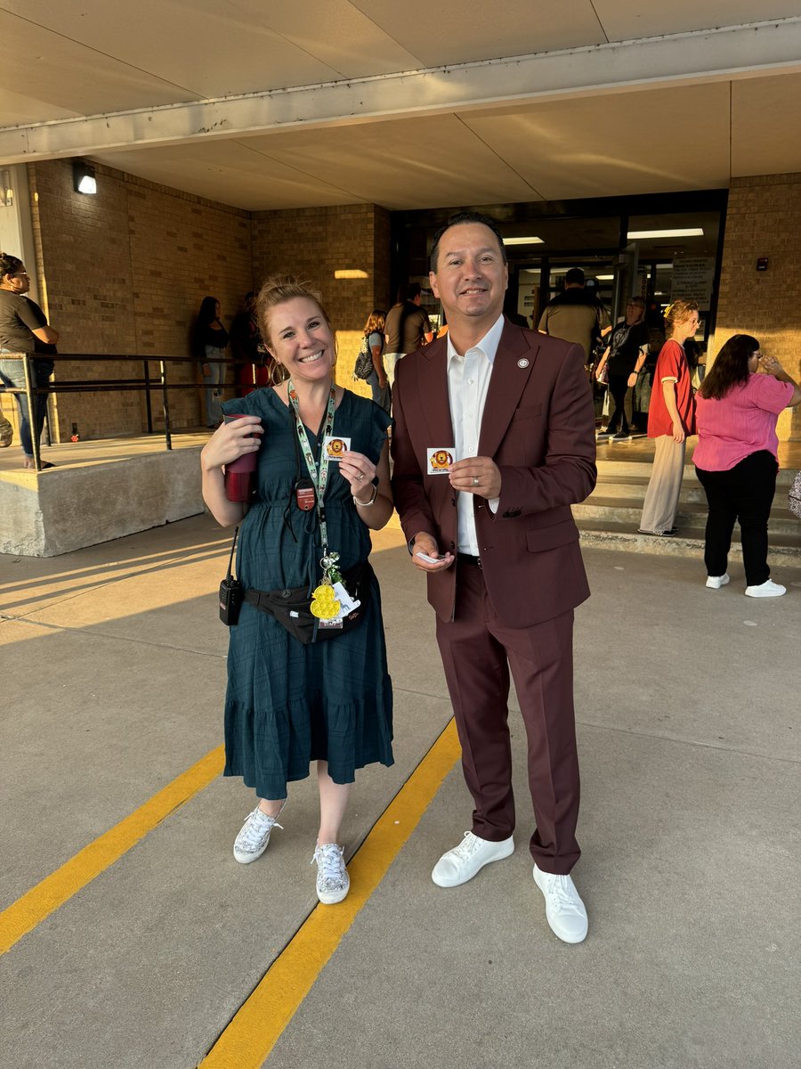 LockhartISD's tweet photo. Great start to #FirstDayLISD at @NavarroLISD #expeditionexcellence https://t.co/hsOieEOHTN