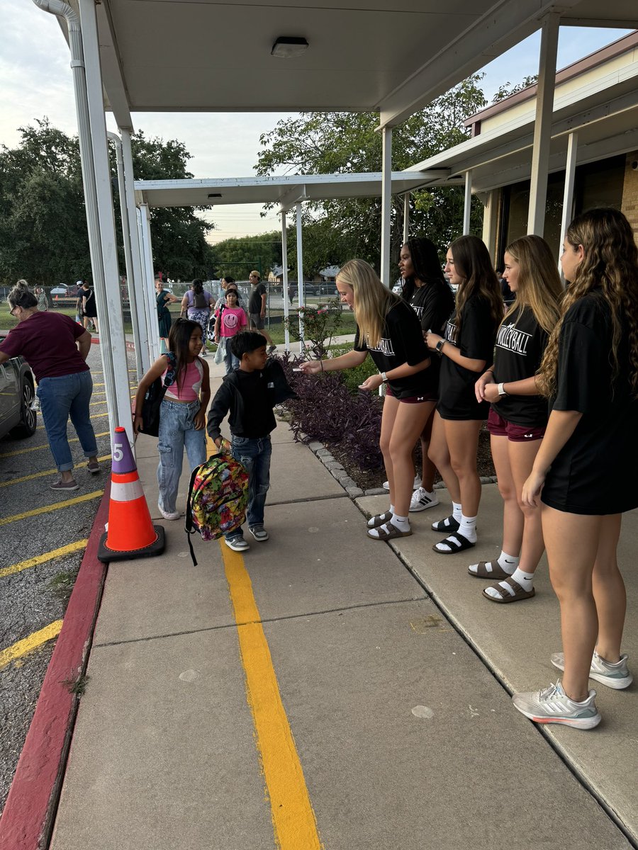LockhartISD's tweet photo. Great start to #FirstDayLISD at @NavarroLISD #expeditionexcellence https://t.co/hsOieEOHTN