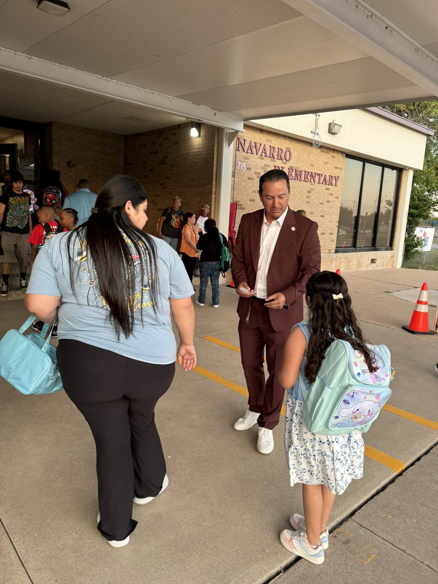 LockhartISD's tweet photo. Great start to #FirstDayLISD at @NavarroLISD #expeditionexcellence https://t.co/hsOieEOHTN