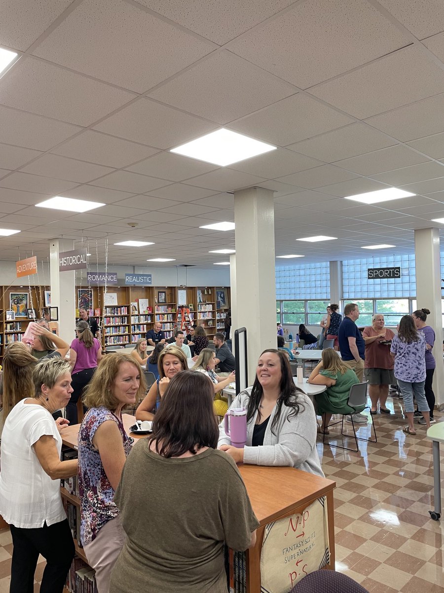 AndyMieheEdD's tweet photo. Full house at the #OneWahawk opening breakfast - shout out to our amazing office staff for getting us rolling - Go Wahawks! https://t.co/8UXOvyzgdU