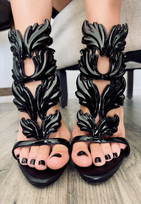 Watch Mistress Alessa's leaked NSFW photo on TwXstars