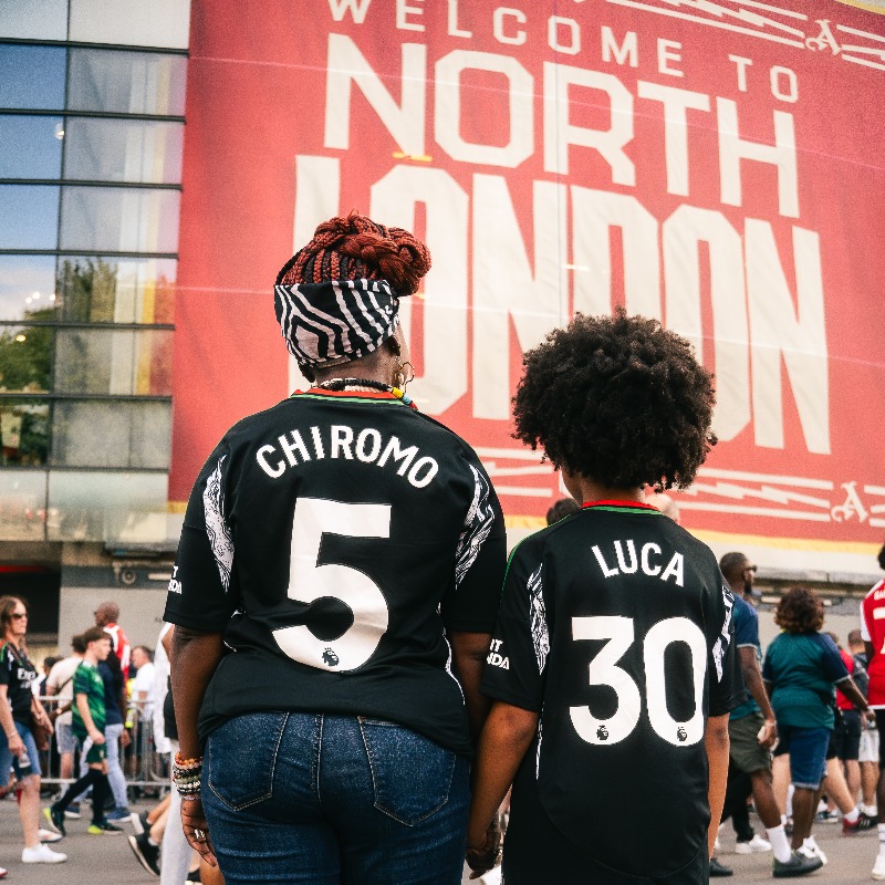 Arsenal's tweet photo. Matchday rituals with Mac &amp; Luca ❤️

Marianne Chiromo's devotion to Arsenal began 10,000 miles away, from Zimbabwe to N5.

🗞 Read the full feature here👇