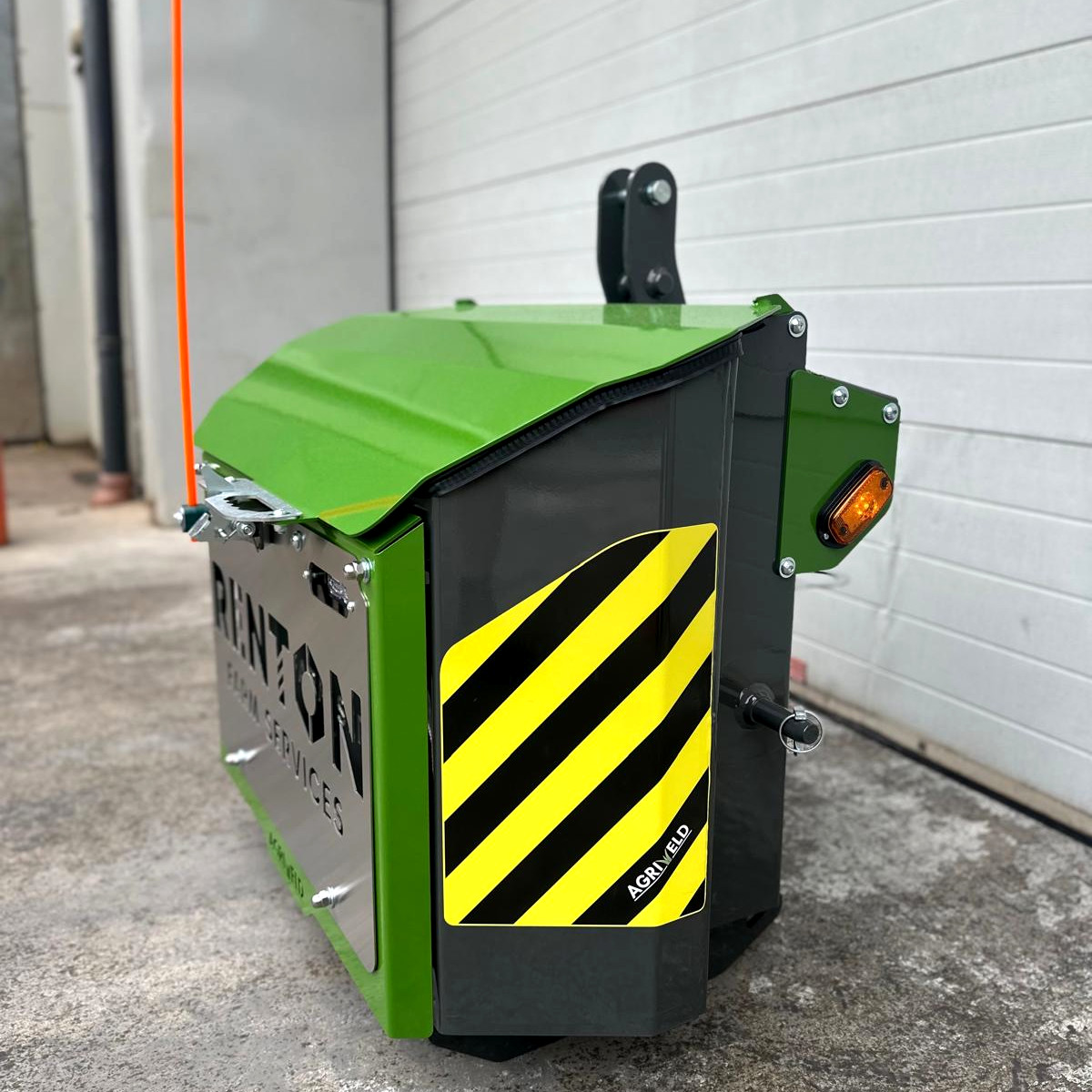 AgriweldLtd's tweet photo. Don't need lots of storage?
The Agriweld close coupled transport box is the answer.
This little cracker is for Renton Farm Services LTD who opted for the stainless steel faceplate and front LED upgrades to really show things off nicely. The lasercut logo completes it.
#agriweld https://t.co/yMSu9ok6in