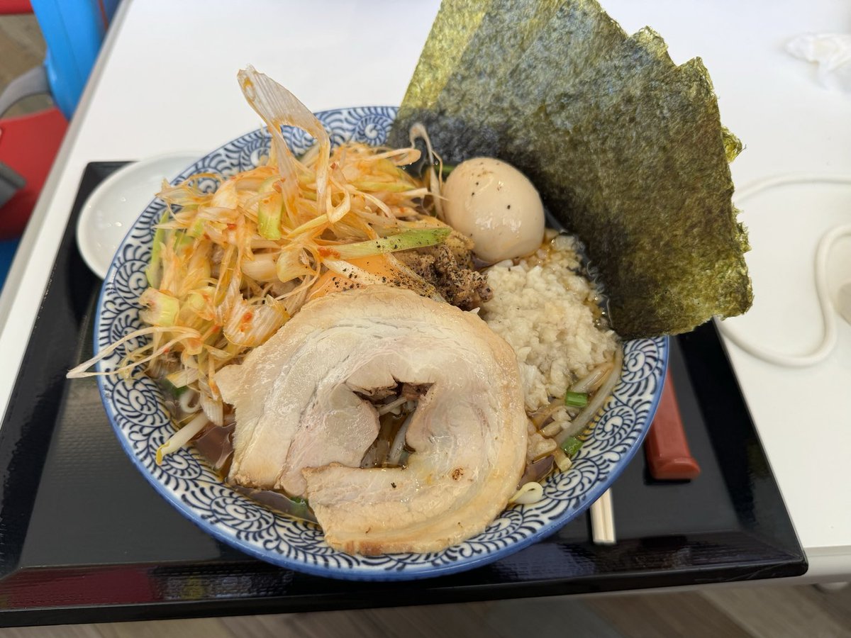 mentaichi's tweet photo. そだし　ラザウォーク店
モンスターガーリック　背脂　のり

久々のラーメン！家族で行けて手軽に食べれるお店でそだしさんをチョイス！
モンスターガーリックて言うので覚悟してましたがそこまでガーリックを感じず食べれました‼️麺はもうちょい弾力が欲しかったな‼️次は他のラーメン食べてみます！ https://t.co/9flCOx3F3c