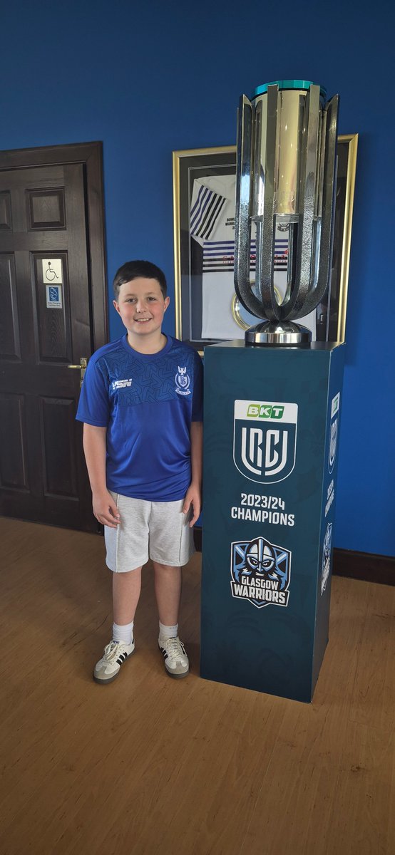 GlasgowWarriors's tweet photo. We headed to @DalzielRugby on our latest stop on our URC trophy tour across our regions. 

Thanks to the club for having us and capturing some great photos 📷🏆 https://t.co/cvmWonhJp1