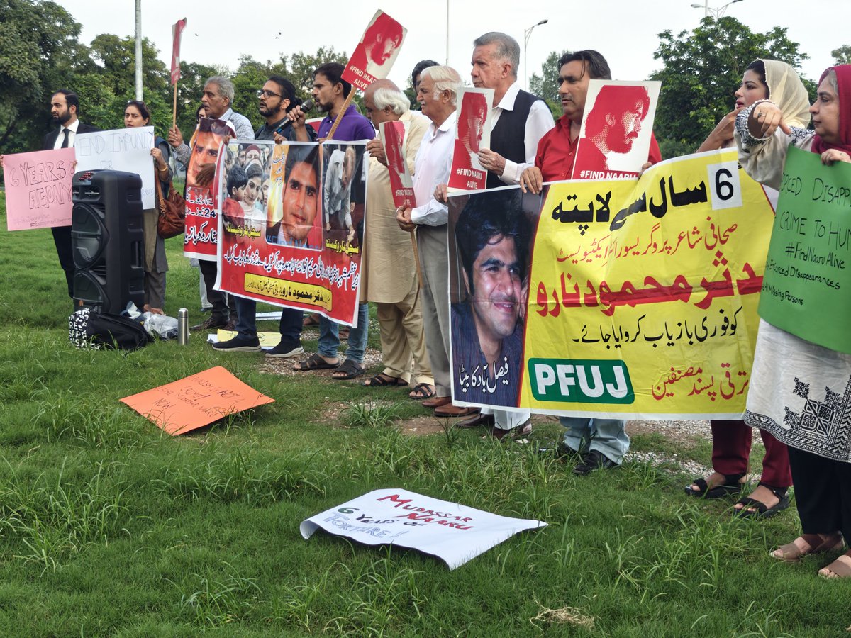 NDM_Official's tweet photo. اسلام آباد: نیشنل ڈیموکریٹک موومنٹ کے سینئر رہنما افراسیاب خٹک اور سیکرٹری فائنانس کمیٹی خوشحال خان نے صحافی مدثر نارو کی جبری گمشدگی کے چھ سال مکمل ہونے کے خلاف نیشنل پریس کلب کے سامنے احتجاجی مظاہرے میں شرکت کی۔
این ڈی ایم کے سینئر رہنما افراسیاب خٹک نے احتجاج سے خطاب کیا۔ https://t.co/5ZlZ8Ipfn1