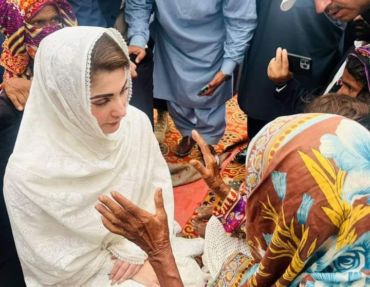 misbahuddin234's tweet photo. عوامی وزیر اعلی 
وزیر اعلی مریم نواز شریف سیلاب زدگان کے ساتھ اس کو
کہتے ہے انسانیت اپنے عوام کا دکھ اوردرد میں شریک ویلڈن @MaryamNSharif 
@Atifrauf79 https://t.co/E5ri7E7tcF