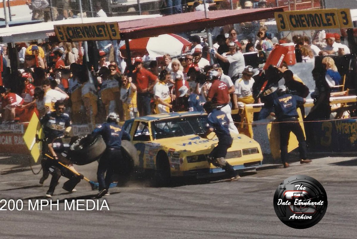 ArchivesDe's tweet photo. Comin’ in hot!!!

The Junkyard Dogs getting it done during the 1986 Daytona 500. 

#NoSpeedLimits

📸 Mike Moore (200 MPH Media) https://t.co/lsAECrbfSX