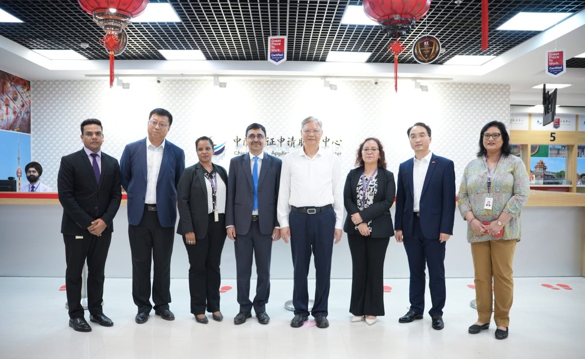 Just visited Chinese Visa Application Service Center in New Delhi. Warm chatting with the applicants and representatives of the travel agencies. Hope the Indian side could join us to further facilitate visa and traveling between our two countries.