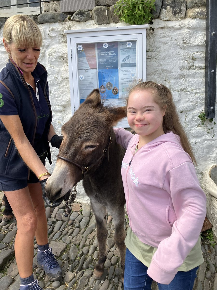 DianeReeves777's tweet photo. Lovely sunny Day in Clovelly today 💕❤️
Might have made some new friends🥰🫏🫏#Clovelly #Devon #Donkies @ClovellyVillage https://t.co/PnBa7t47GB