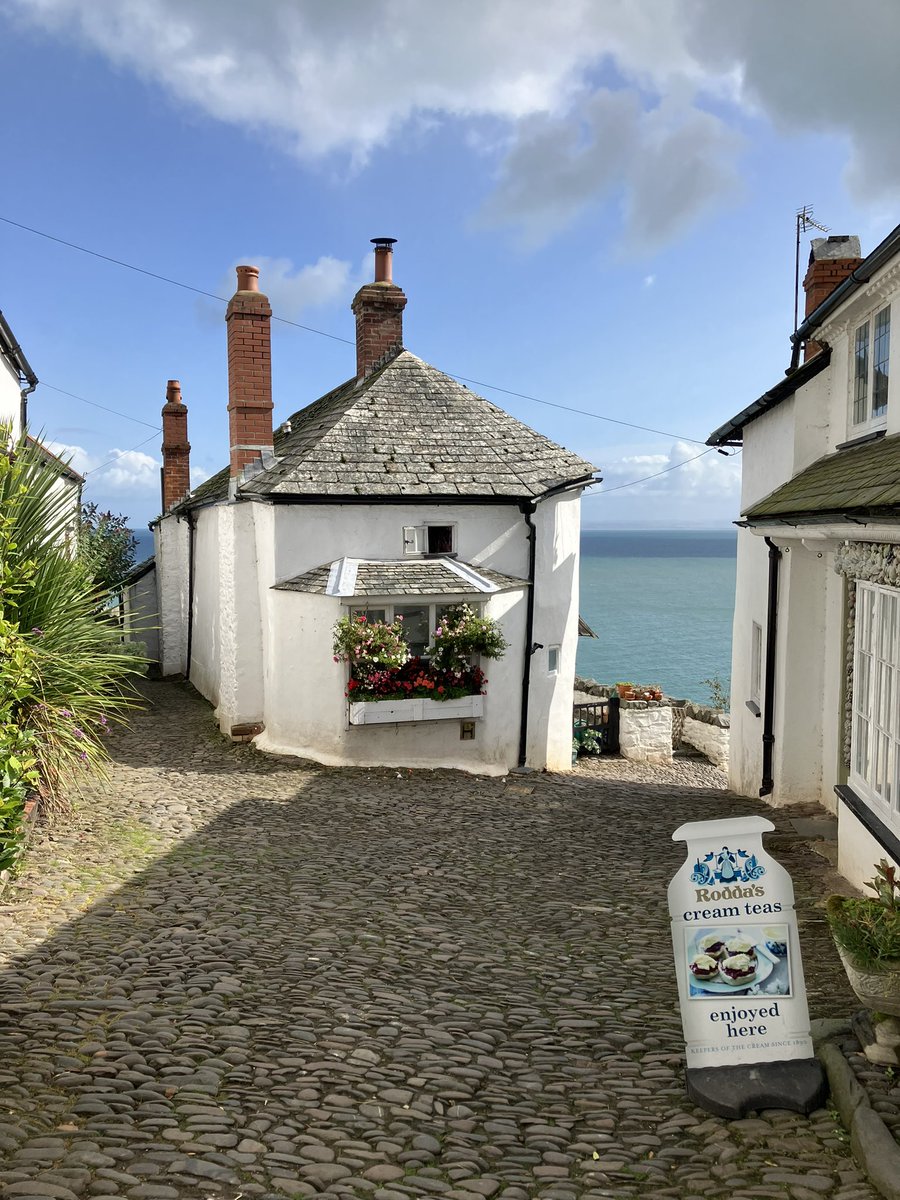 DianeReeves777's tweet photo. Lovely sunny Day in Clovelly today 💕❤️
Might have made some new friends🥰🫏🫏#Clovelly #Devon #Donkies @ClovellyVillage https://t.co/PnBa7t47GB