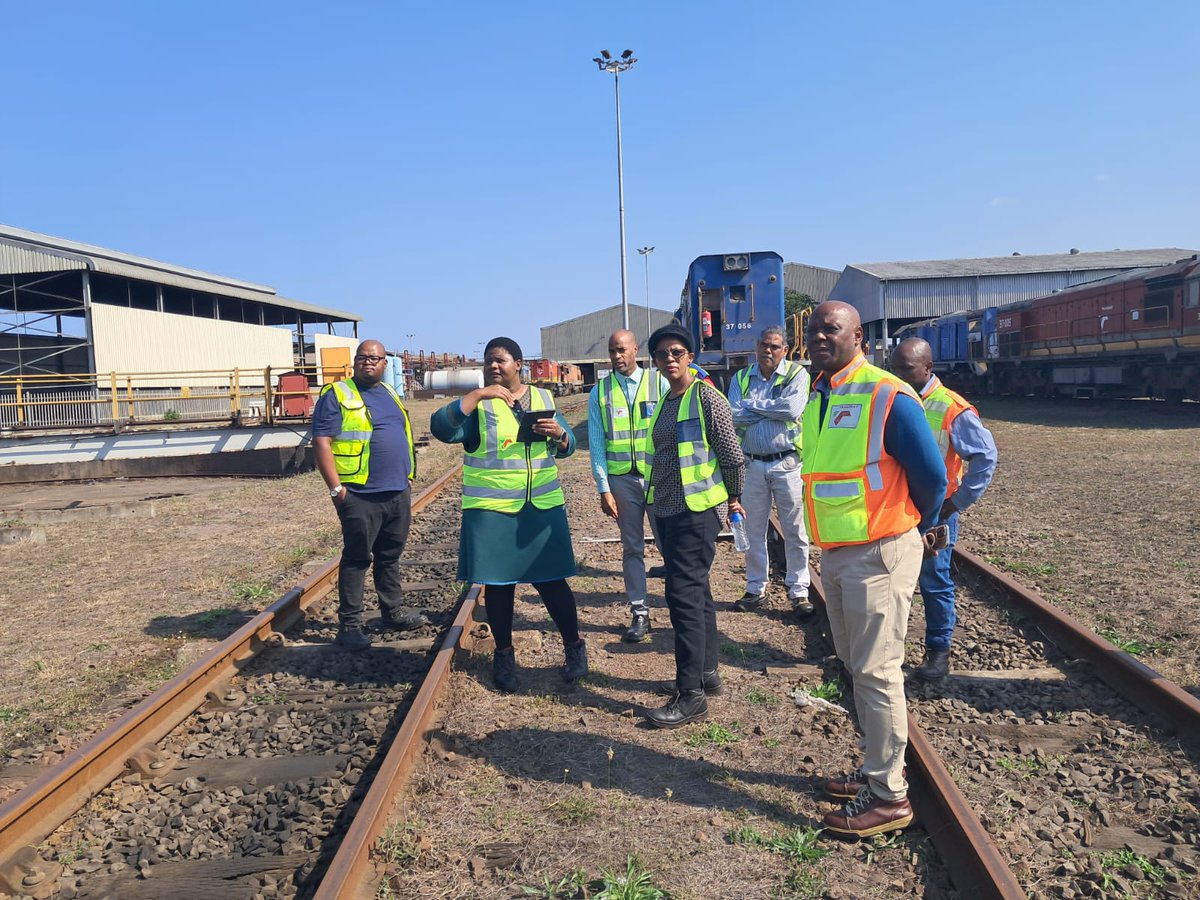 TE_Transnet's tweet photo. Transnet Engineering's Chief Executive, Bessie Mabunda at the Wentworth Locomotive Diesel depot during her visit to the region.
#TransnetRecovery
#transnetengineering
#think_te https://t.co/UftgtvqLGJ