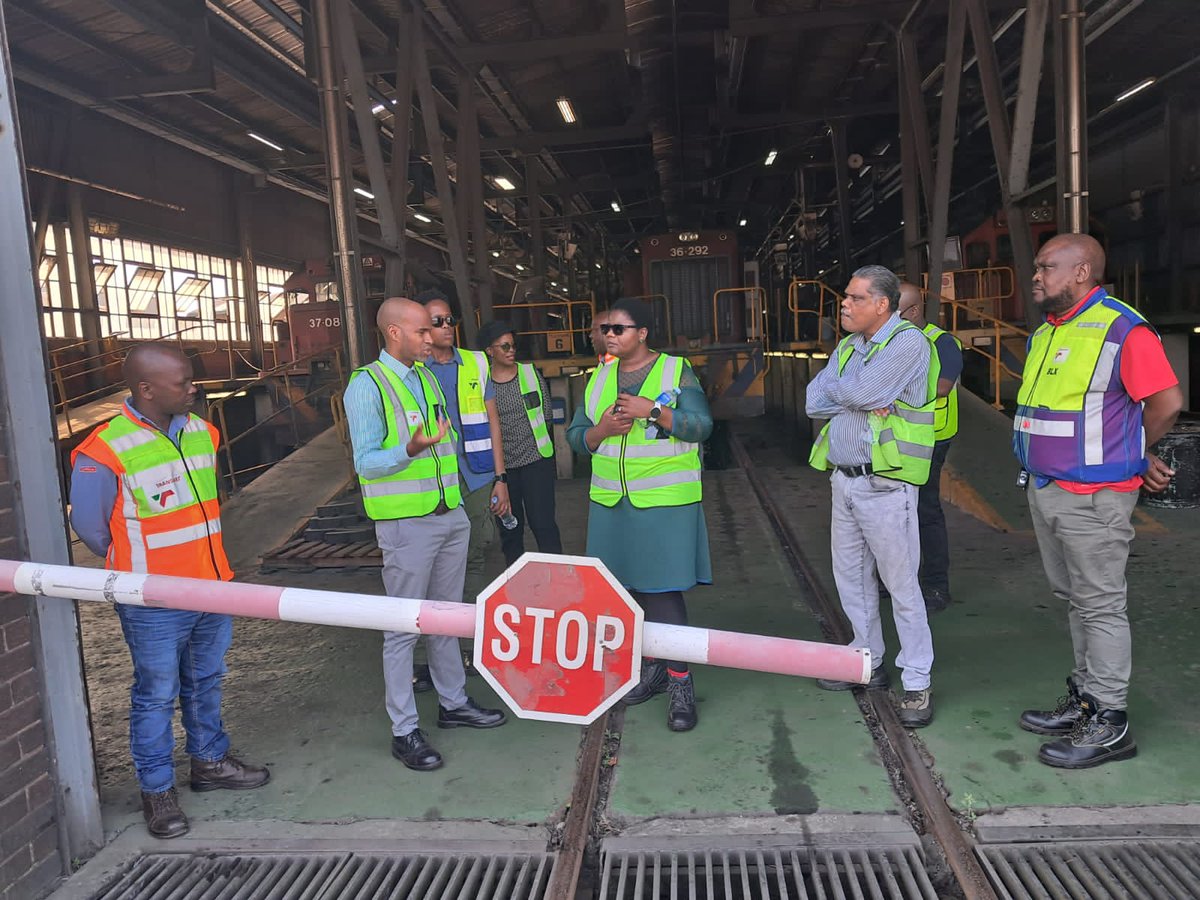 TE_Transnet's tweet photo. Transnet Engineering's Chief Executive, Bessie Mabunda at the Wentworth Locomotive Diesel depot during her visit to the region.
#TransnetRecovery
#transnetengineering
#think_te https://t.co/UftgtvqLGJ