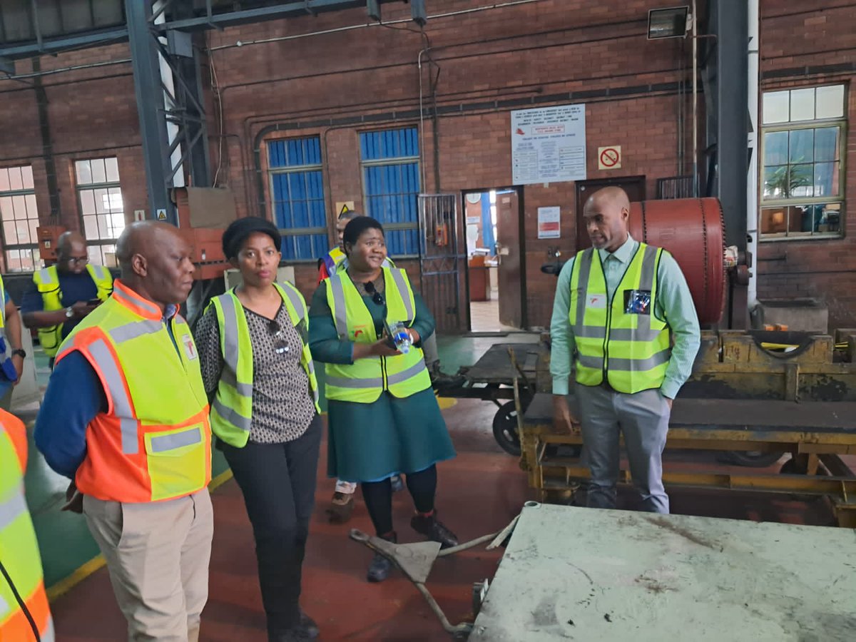 TE_Transnet's tweet photo. Transnet Engineering's Chief Executive, Bessie Mabunda at the Wentworth Locomotive Diesel depot during her visit to the region.
#TransnetRecovery
#transnetengineering
#think_te https://t.co/UftgtvqLGJ