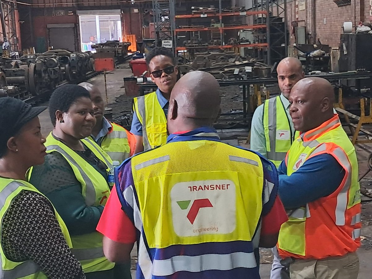 TE_Transnet's tweet photo. Transnet Engineering's Chief Executive, Bessie Mabunda at the Wentworth Locomotive Diesel depot during her visit to the region.
#TransnetRecovery
#transnetengineering
#think_te https://t.co/UftgtvqLGJ
