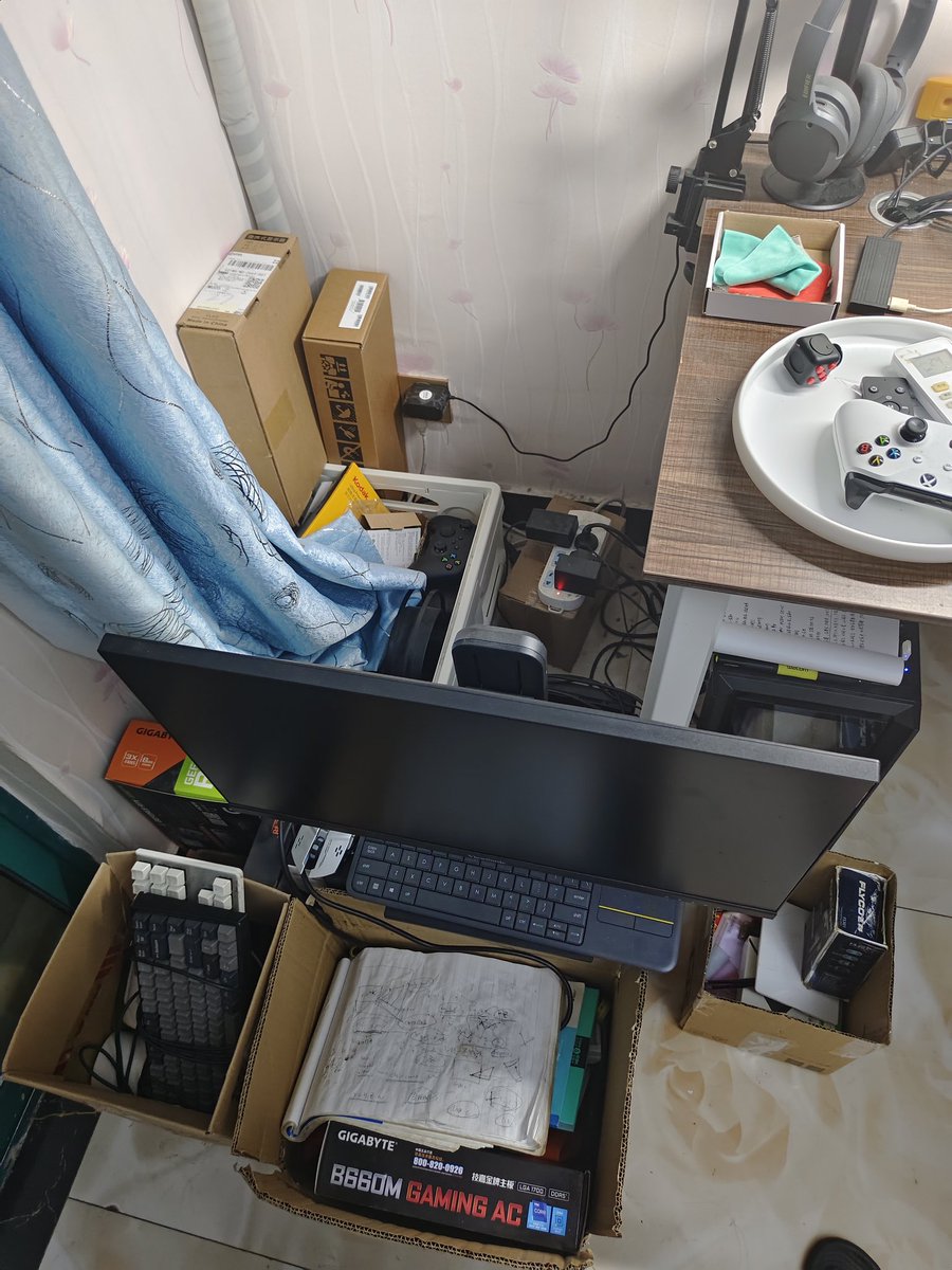 chaimakes's tweet image. My best attempt to keep desk orderly.#gamedev #Gaming