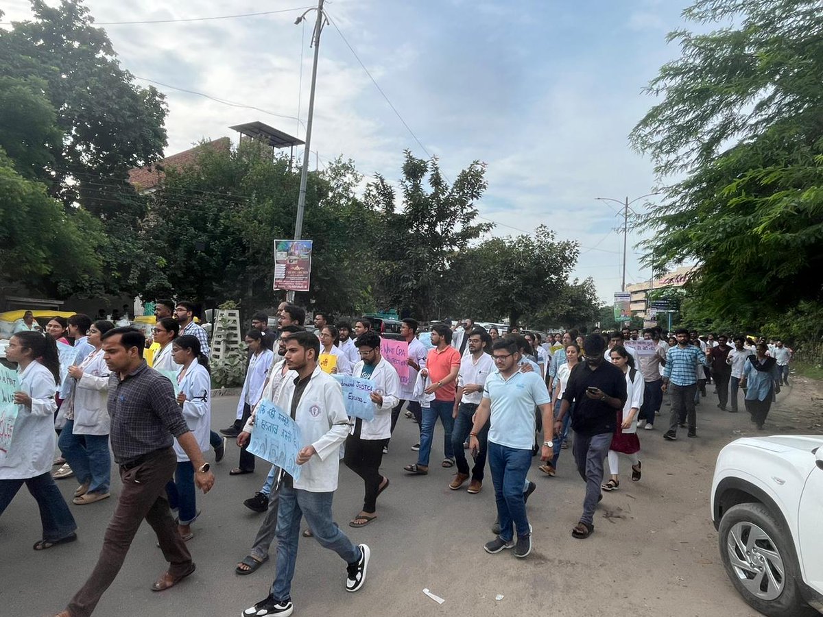 Jitendr85562182's tweet photo. Dear 🇮🇳,

kind reminder to not forget #KolkataDoctor #JusticeForMoumita!

Try everything that this will never happen again' 
#JusticeForDoctor #JusticeForRGKar https://t.co/Jz2lHTQ1KV