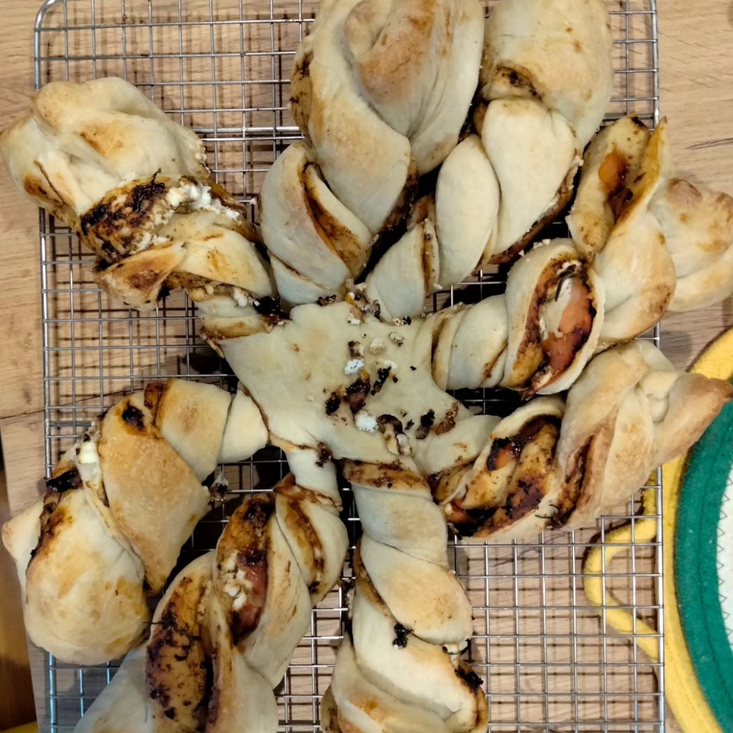 GMHakimVO's tweet image. Fig jam, prosciutto, goat cheese, rosemary, and honey tear and share bread with homemade dough from scratch. Pretty proud of this one. 

#homemadefood #tearandshare #bakingfromscratch #bakeoff #fancyfood