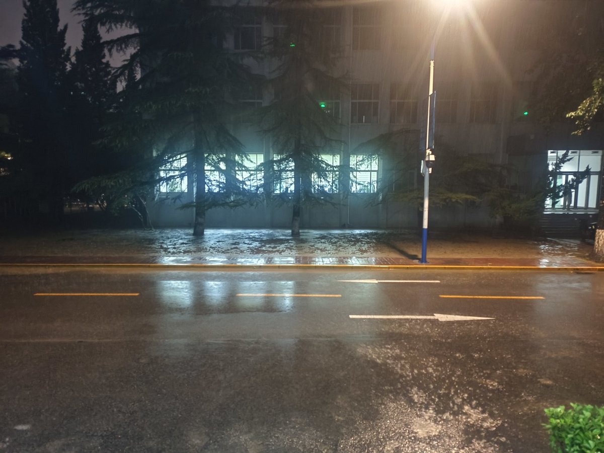 liyang1116's tweet photo. Trapped in the rain😢 https://t.co/VHaJFK3trg