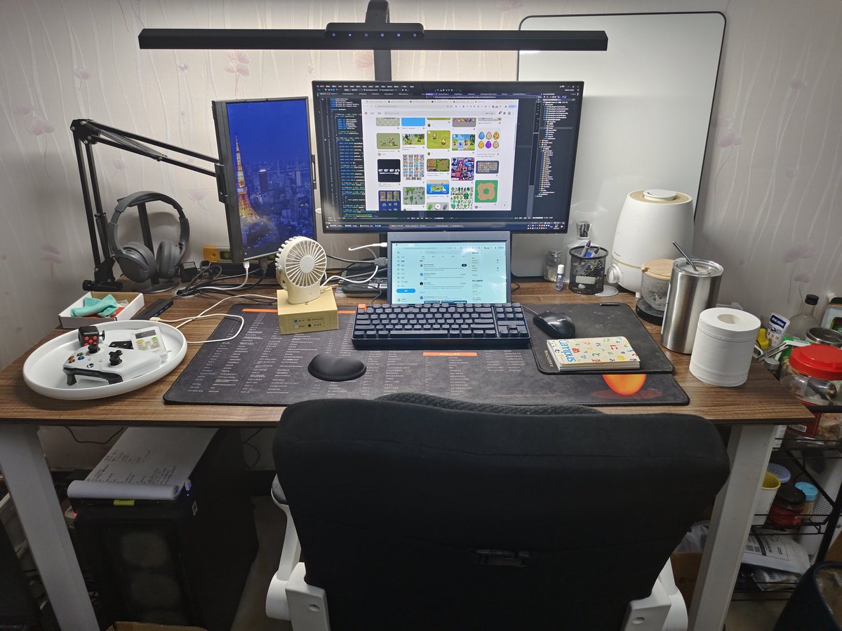 chaimakes's tweet image. My best attempt to keep desk orderly.#gamedev #Gaming