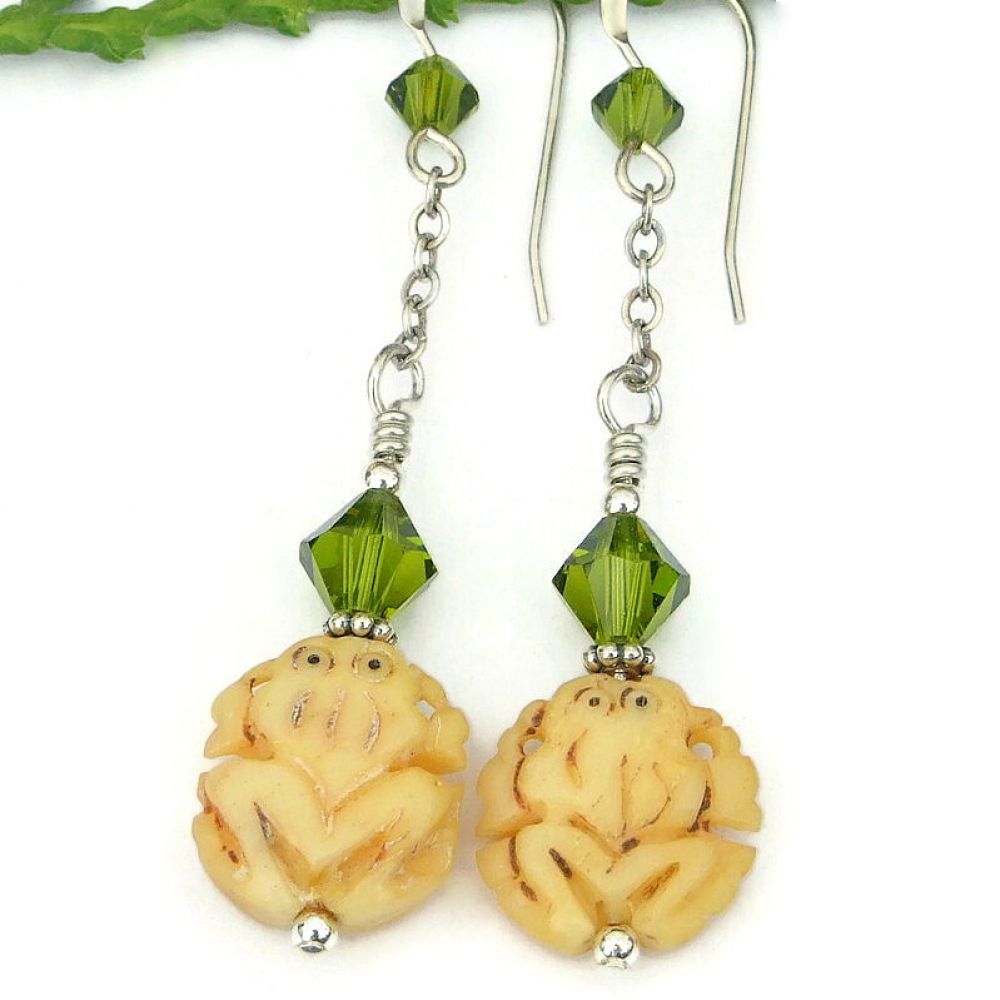 ShadowDogDesign's tweet photo. Hand Carved Bone #Frog #Earrings w/ Green #Swarovski Crystals! via @ShadowDogDesign #cctag #Handmade #ShopSmall #FrogEarrings https://t.co/CJ3BahBBR8 https://t.co/B9FA06rITE