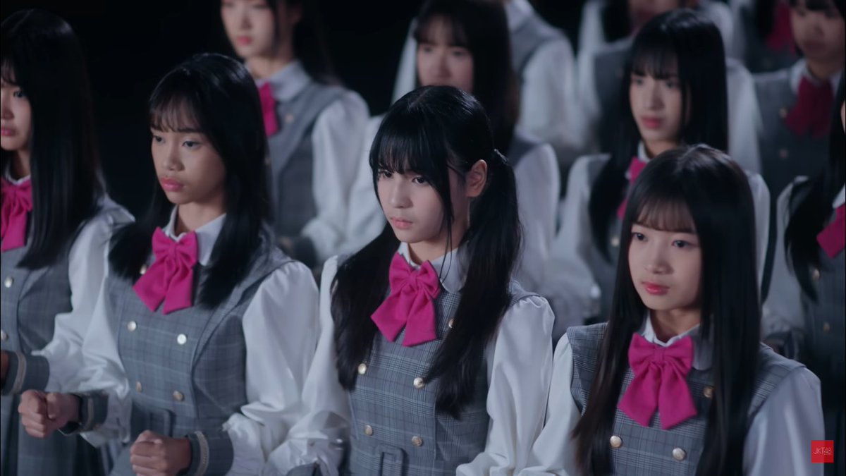 afnanboma10's tweet photo. #JKT48AmanojakuBatta set a new standard for JKT48's music video. Benar" memanjakan mata secara visual, baik dari koreografi, pengambilan gambar, maupun editingnya. Dan gilanya ini untuk trainee, 2 MV trainee newera kualitasnya top notch, sangat jauh jika dibandingkan MV untuk member utama. I'm considering this to be one of the best JKT48 MV. Untuk lagunya sendiri mungkin akan terdengar aneh bagi beberapa fjkt48 apalagi awam, tipikal lagu yang lebih baik didengerin sambil nonton MV-nya.
MV: 10/10
Song: 6/10
Total: 8/10