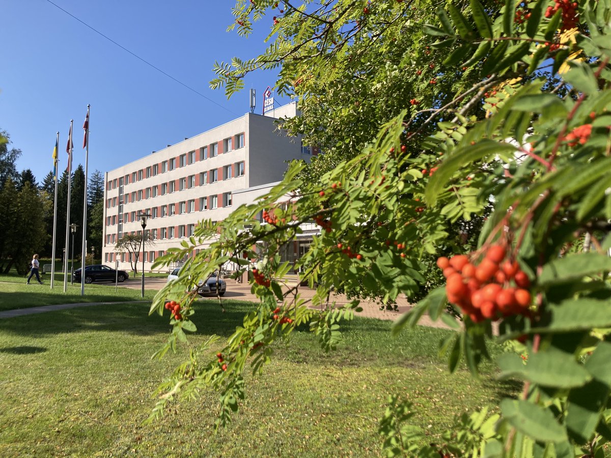 cesu_sia's tweet photo. Oranži sārtās pīlādžu ogas un miglainie rīti atgādina, ka Latvijas krāšņais rudens vairs nav aiz kalniem. https://t.co/AMCf3gXsOu