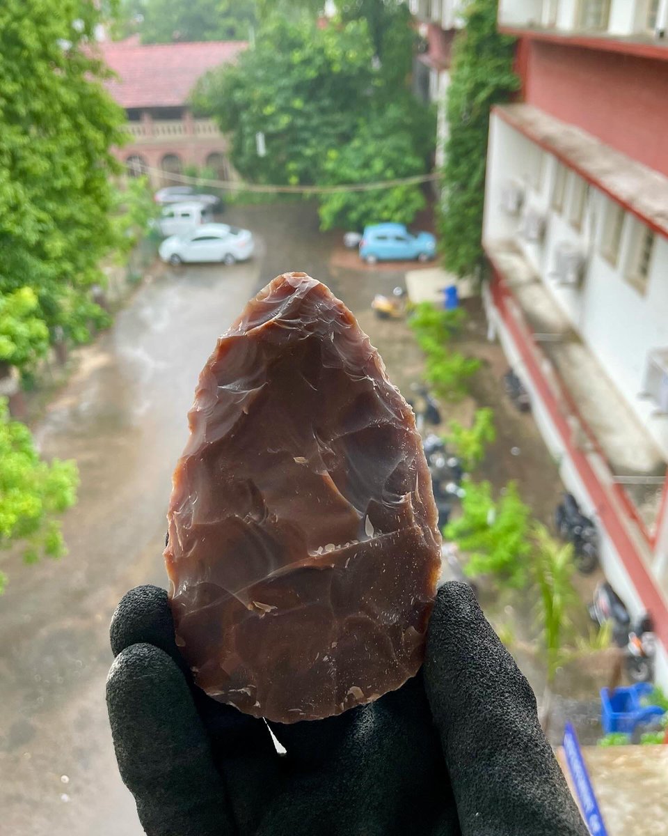 Shashi_B_Mehra's tweet photo. I feared that it might break in half along that fault/fracture line in the middle. But I somehow managed! 😊
50mins compressed in 2mins!
#learning #knapping #lithics #lithic #stonetools #handaxe #knapper #india https://t.co/wuQQm3crmJ