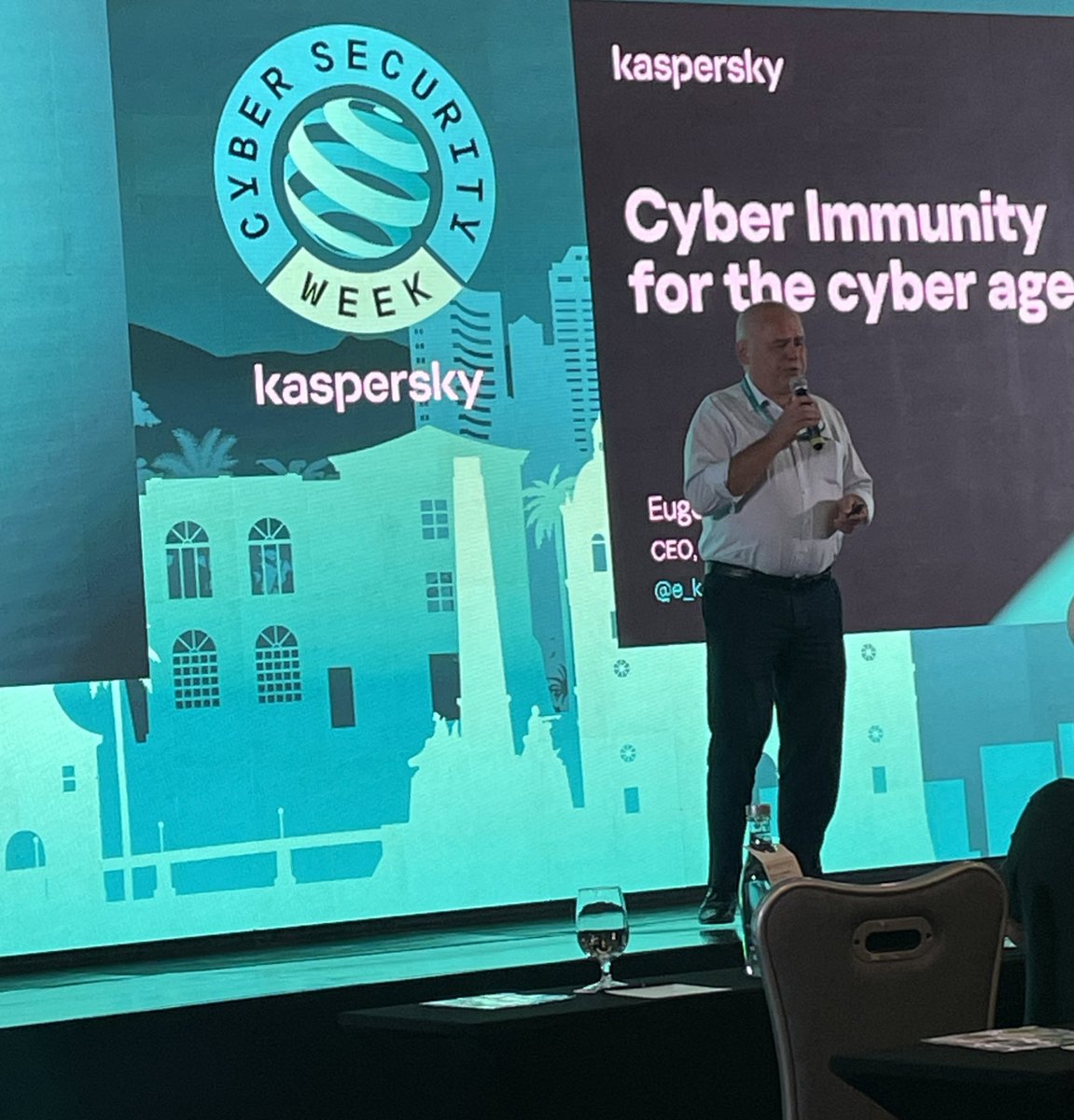alemayorgah's tweet photo. Ladies and gentlemen: Eugene Kaspersky @e_kaspersky en nuestro #CSWLATAM de @KasperskyLatino 🫶🏽 https://t.co/pg8rFATwZE