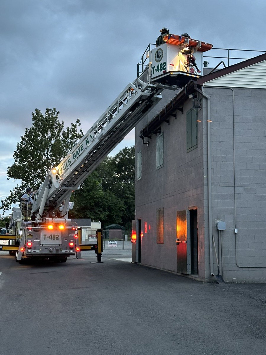 VailsGateFD's tweet image. Drill night 🧑‍🚒 #LadderRescue #RopeRescue