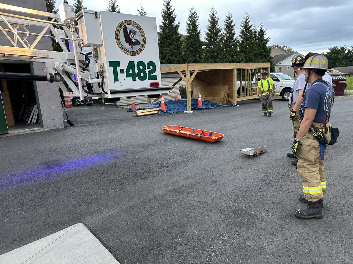 VailsGateFD's tweet image. Drill night 🧑‍🚒 #LadderRescue #RopeRescue
