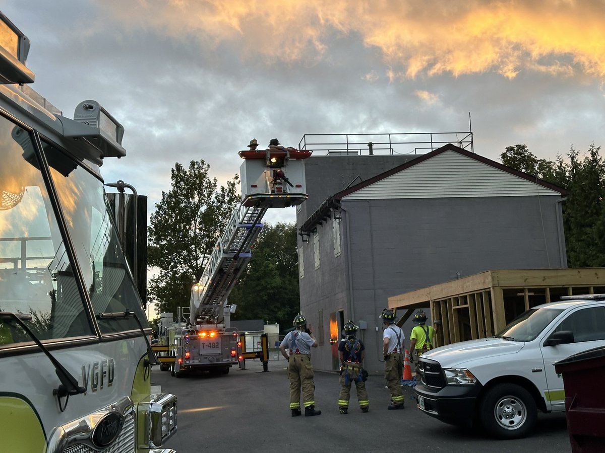 VailsGateFD's tweet image. Drill night 🧑‍🚒 #LadderRescue #RopeRescue