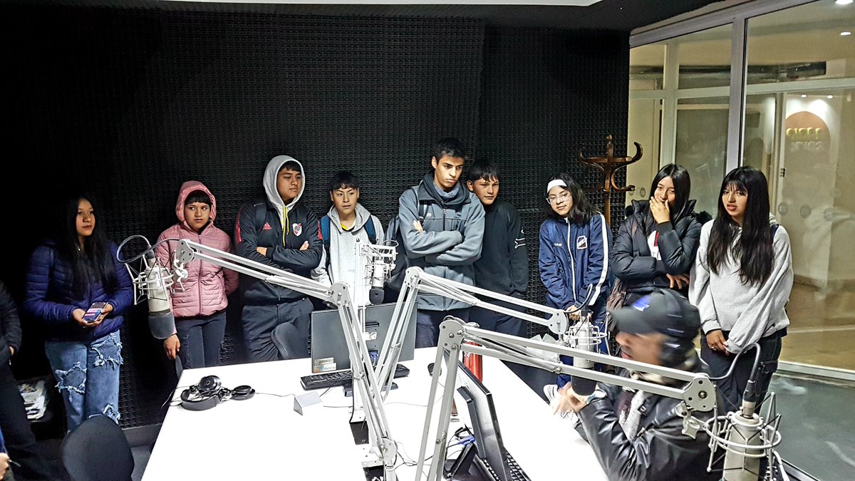 RadioSaltaAM840's tweet photo. #SinFiltro 
Hoy nos visitaron en #RadioSalta estudiantes del Colegio Batalla de Salta, del B° Castañares, acompañados por su vicedirector Néstor Lozada 
Los chicos de 14 y 15 años nos recordaron la importancia de la educación y el compromiso https://t.co/LiCM2pFm9d