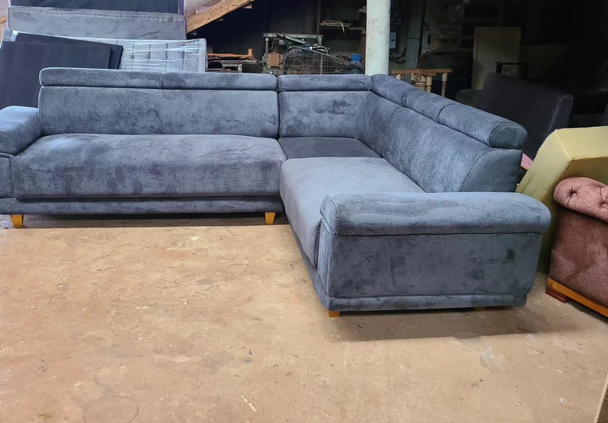 Black is one of those colours that never go wrong. 🫱🏼‍🫲🏾
Of course, you can have it in the colour of your choice🤗
☎️0703004235 to get it