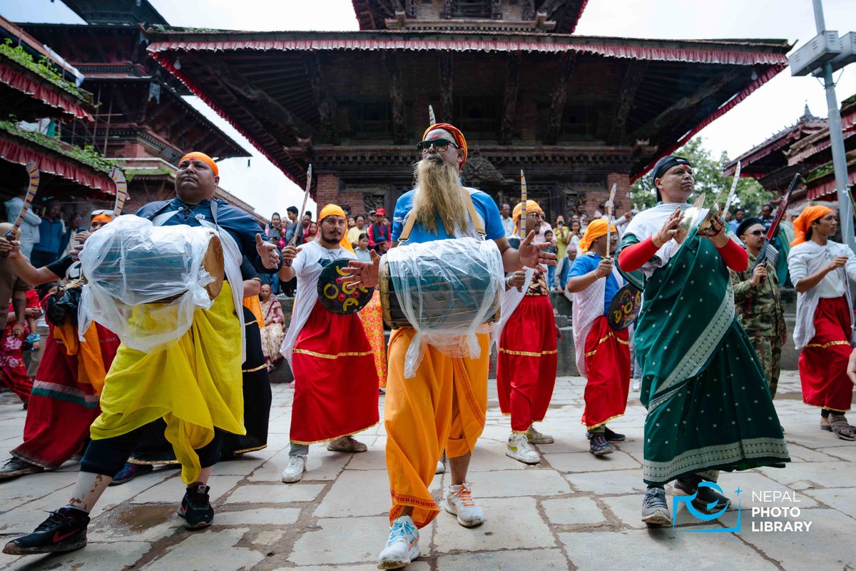 NepalPhotoLibr's tweet photo. काठमाडौं उपत्यकामा हरेक वर्ष गाइजात्रा विशेष हुने गर्छ । दिवंगत आत्मालाई वैतरणी तर्न सजिलो होस् भनेर विशेषगरी नेवार समुदायले गाईलाई नगर परिक्रमा गराउंदै यो पर्व मनाइन्छ । 

तस्बिरहरु : नेपाल फोटो लाइब्रेरी

#nepalphotolibrary #newsnepali #nepalphotoagency #nepalnews #gaijatra https://t.co/vDpknpaJPE